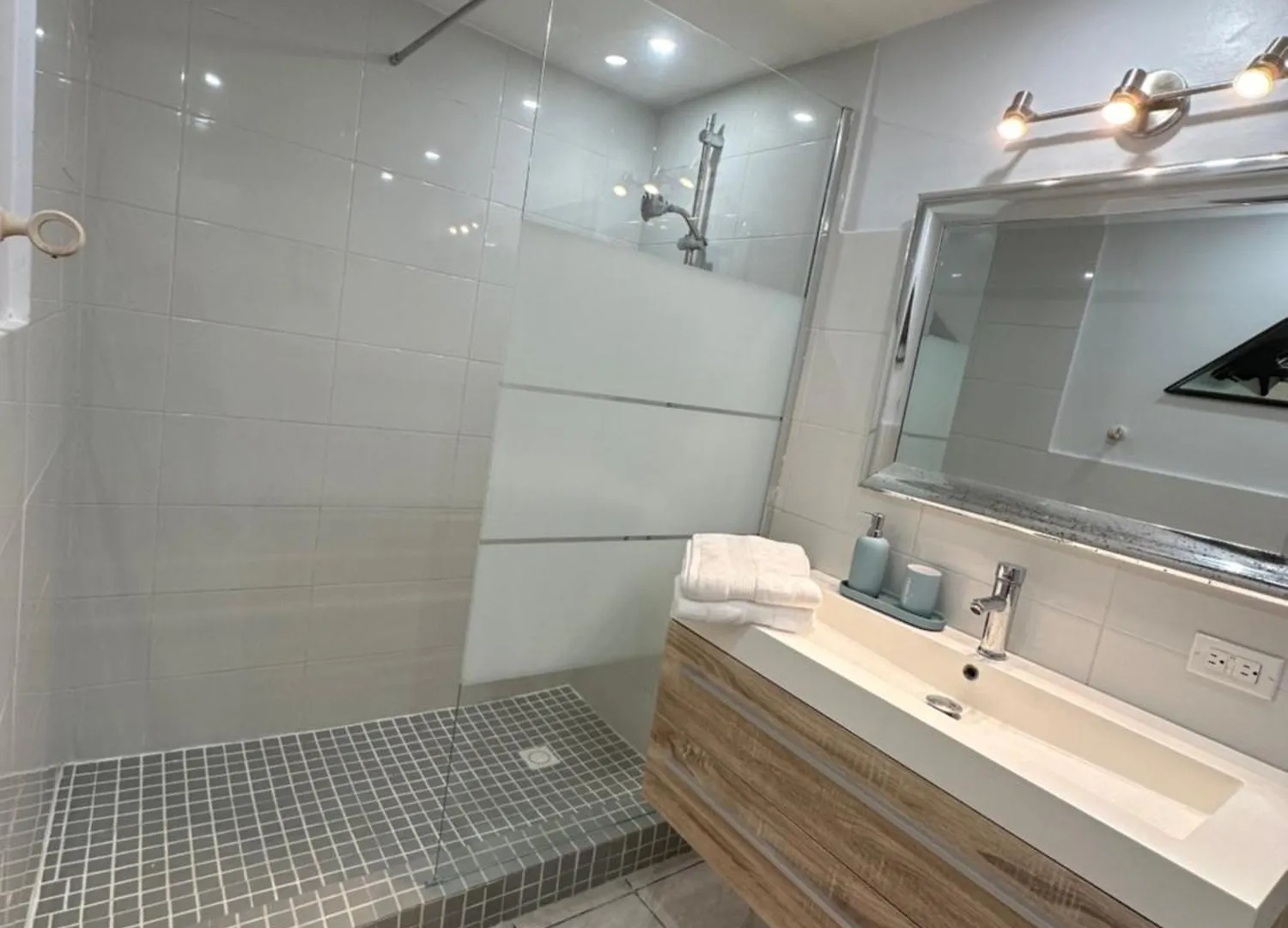 Newly Renovated Studio سيمبسون باي شقة